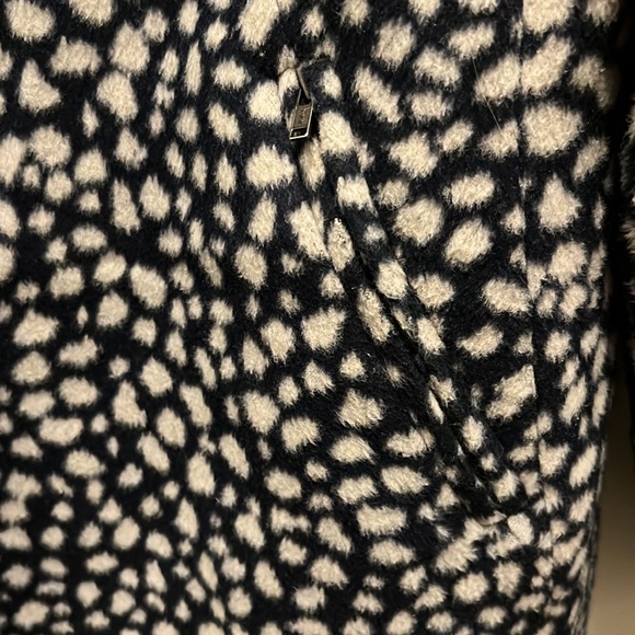 Ann Taylor LOFT zip up coat with snaps near the neck. EUC! Size Large. - Picture 5 of 8